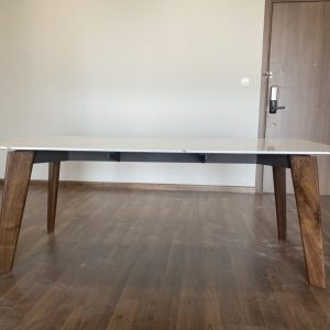 Bàn ăn Ba24 chân gỗ óc chó